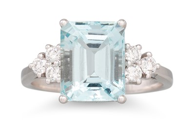 Lot 186 - A AQUAMARINE AND DIAMOND RING, the rectangular...