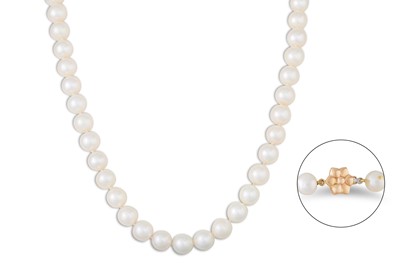 Lot 192 - A SET OF CULTURED PEARLS, to a yellow gold...