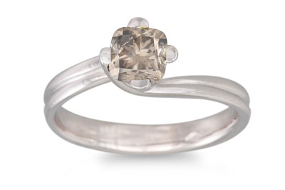 Lot 245 - A DIAMOND SOLITAIRE RING, the brown cushion...