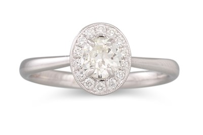 Lot 250 - A DIAMOND CLUSTER RING, the circular diamond...