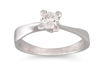 Lot 251 - A DIAMOND SOLITAIRE RING, the circular diamond...