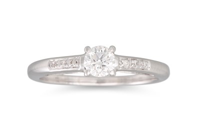 Lot 254 - A DIAMOND SOLITAIRE RING, the brilliant cut...