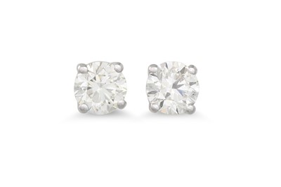 Lot 258 - A PAIR OF DIAMOND STUD EARRINGS, the brilliant...