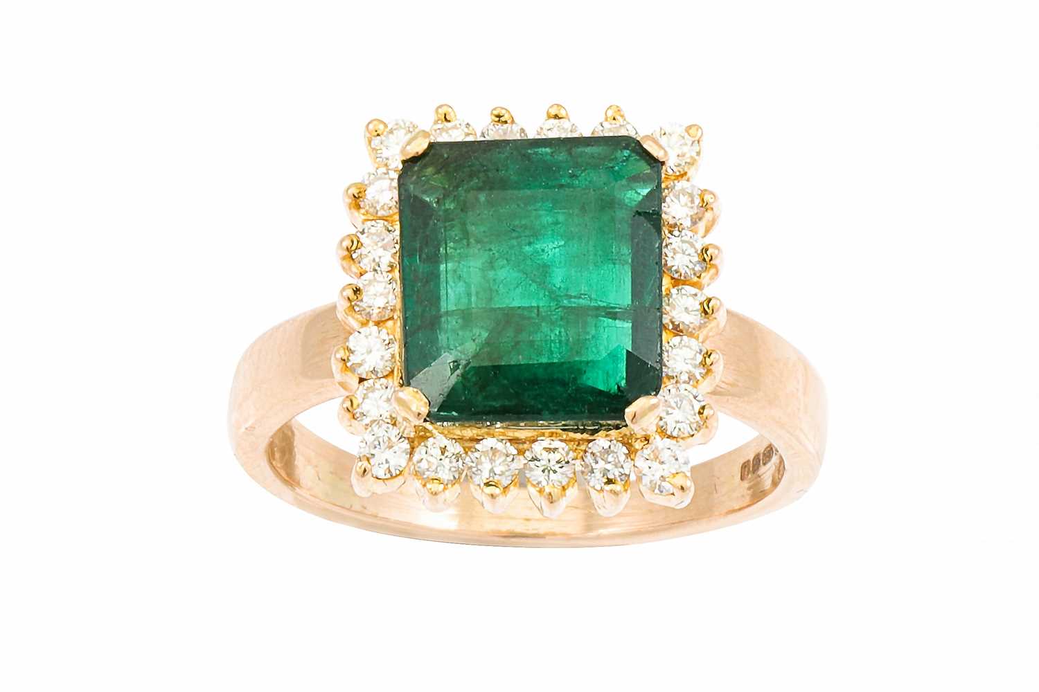 Lot 113 - AN EMERALD AND DIAMOND CLUSTER RING, the...