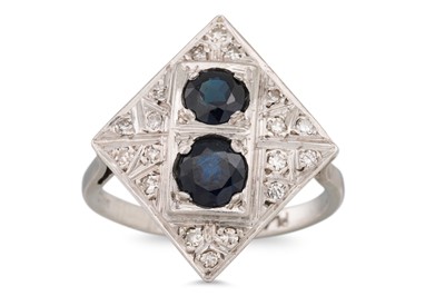 Lot 20 - AN ANTIQUE DIAMOND AND SAPPHIRE PLAQUE RING,...