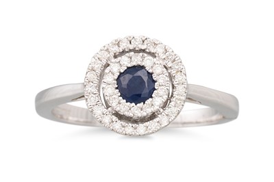 Lot 29 - A DIAMOND AND SAPPHIRE CLUSTER RING, the...