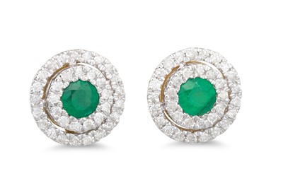 Lot 33 - A PAIR OF DIAMOND AND EMERALD CLUSTER EARRINGS,...
