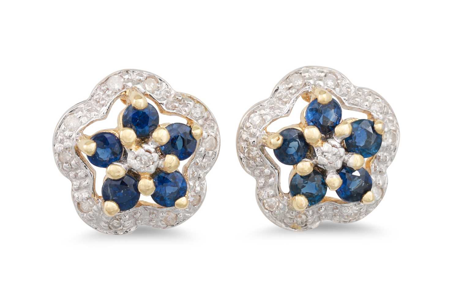 Lot 76 - A PAIR OF DIAMOND AND SAPPHIRE CLUSTER EARRING,...