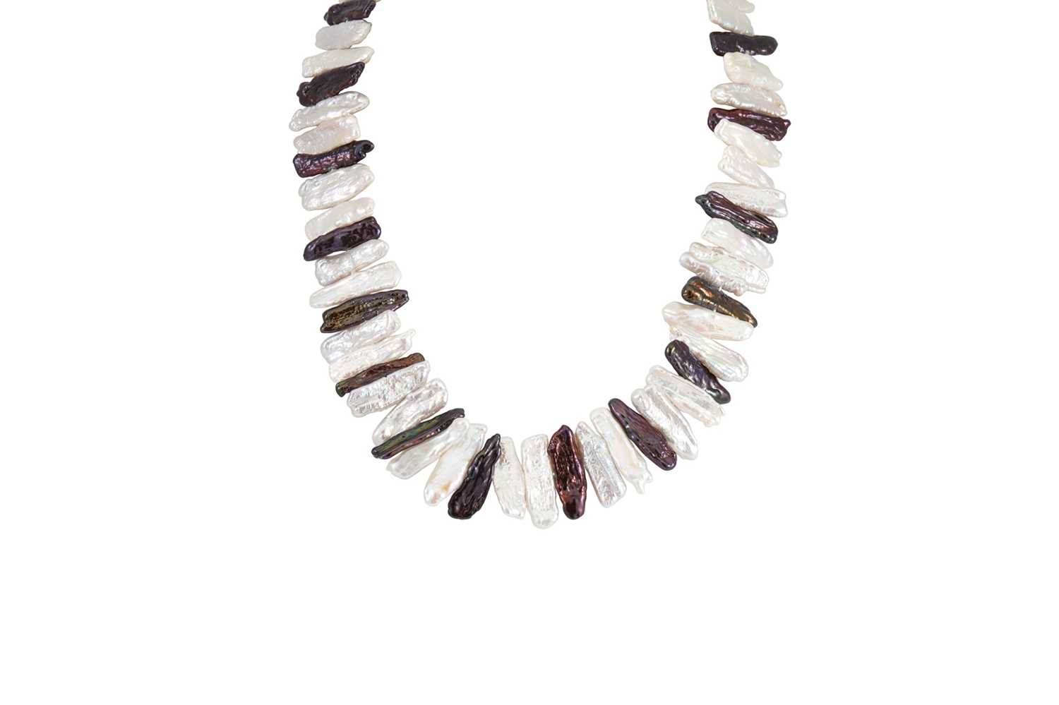 Lot 118 - A MOTHER OF PEARL NECKLACE, with silver clasp