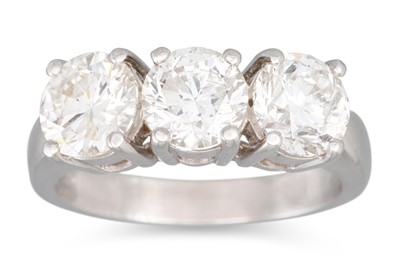 Lot 218 - A THREE STONE DIAMOND RING, the brilliant cut...