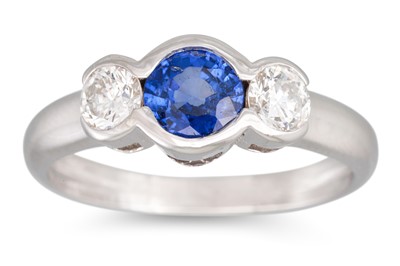 Lot 221 - A DIAMOND AND SAPPHIRE THREE STONE RING,...