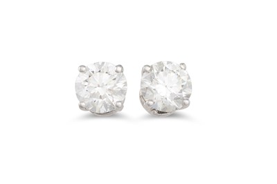 Lot 234 - A PAIR OF DIAMOND STUD EARRINGS, the brilliant...