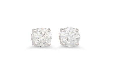 Lot 241 - A PAIR OF DIAMOND STUD EARRINGS, the brilliant...