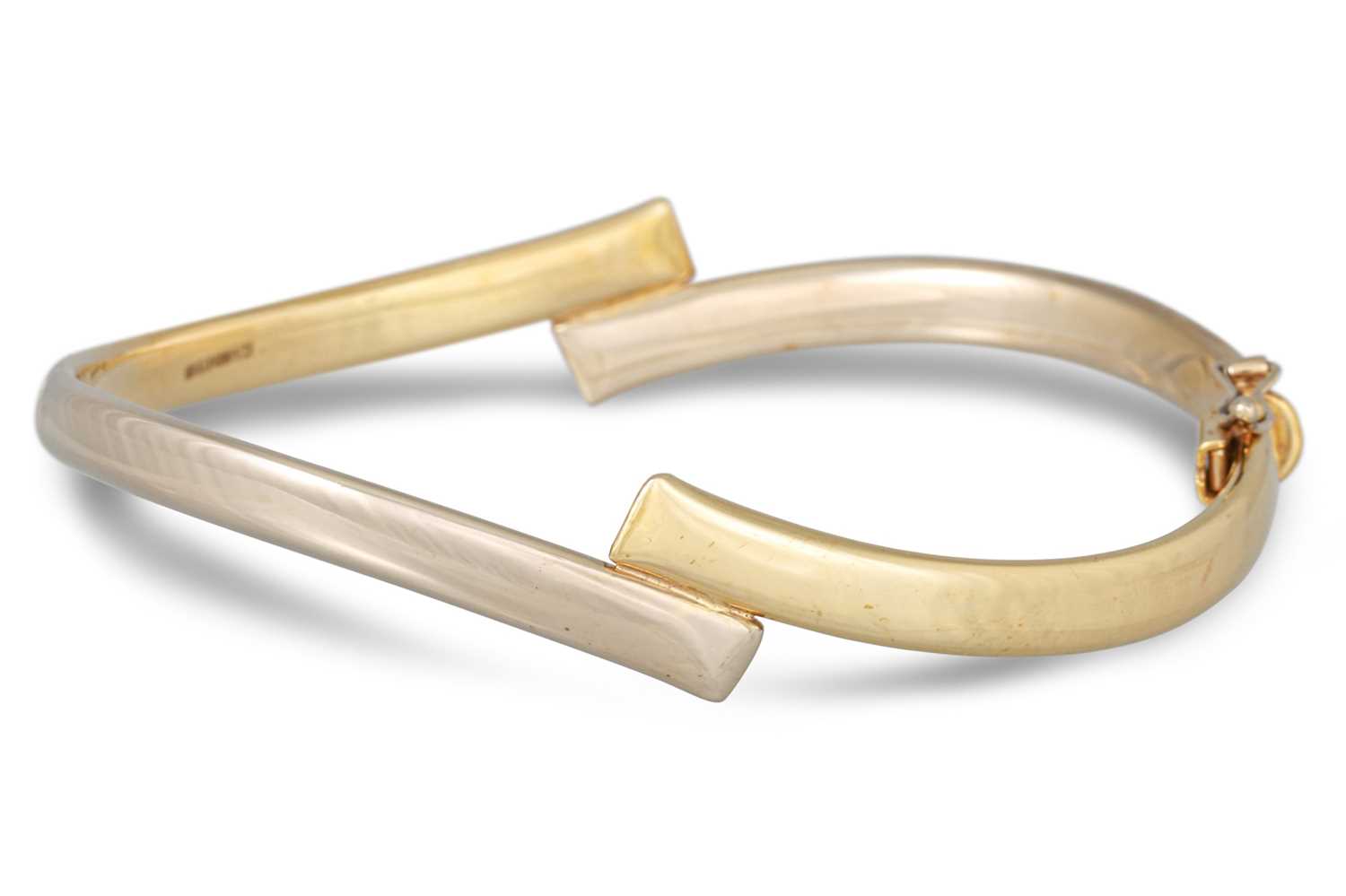 Lot 61 - A TWO COLOUR GOLD HINGED BANGLE, in 9ct two gold