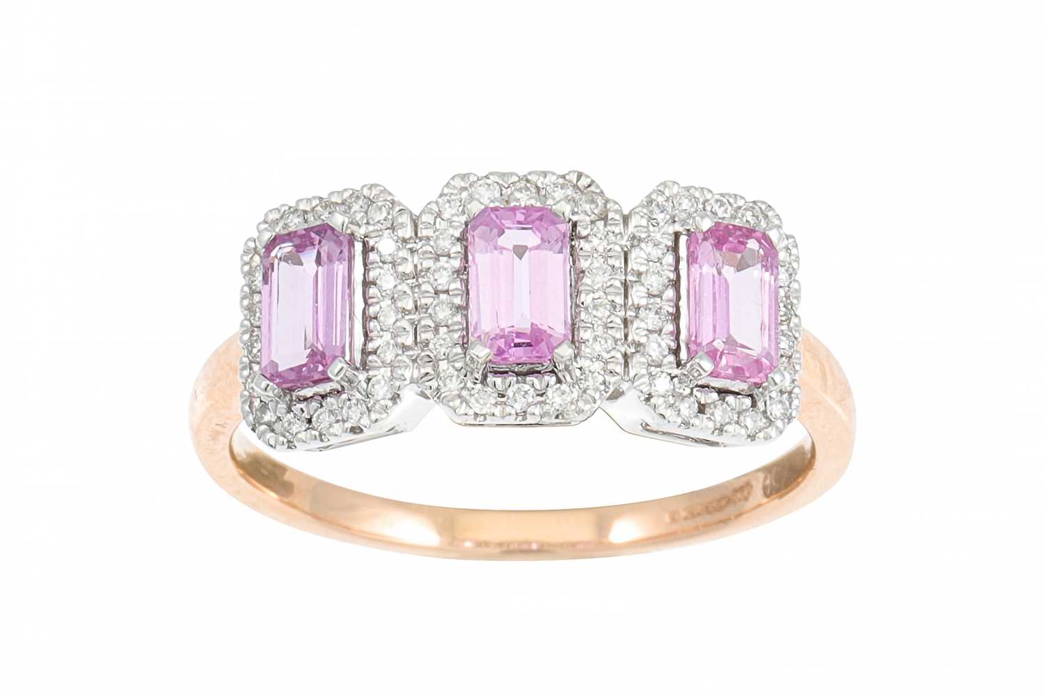 Lot 181 - A MORGANITE AND DIAMOND CLUSTER RING,...