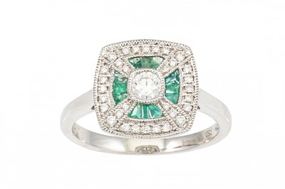 Lot 185 - A DIAMOND AND EMERALD CLUSTER RING, mounted in...