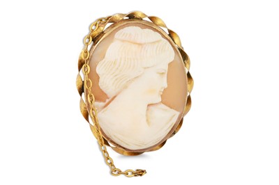 Lot 4 - A CAMEO BROOCH, set in 9ct yellow gold, to a...