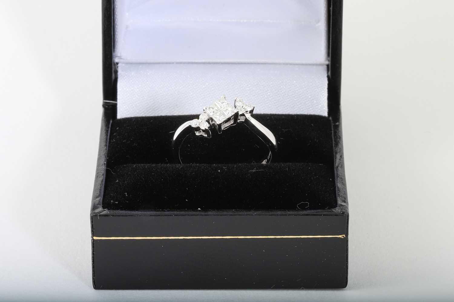 Lot 81 - A DIAMOND CLUSTER RING, mounted in 18ct white...