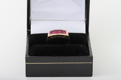 Lot 84 - A VINTAGE RUBY RING, mounted in yellow gold,...