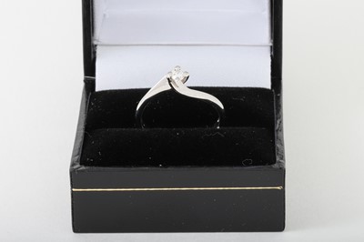 Lot 93 - A DIAMOND SOLITAIRE RING, mounted in 18ct...