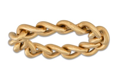 Lot 20 - A CURB LINK FLEXIBLE RING, in 18ct gold, size...