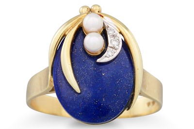 Lot 185 - A LAPIS LAZULI, DIAMOND AND PEARL RING, the...