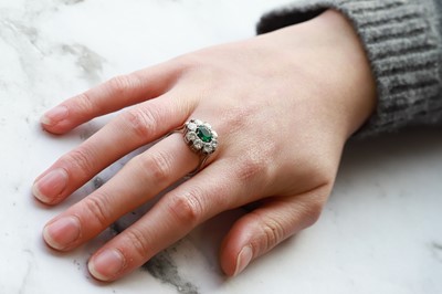 Lot 189 - AN EMERALD AND DIAMOND RING, the oval emerald...
