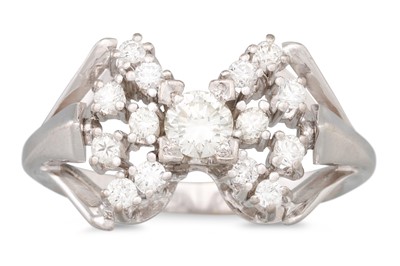Lot 190 - A VINTAGE DIAMOND CLUSTER RING, the brilliant...