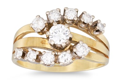 Lot 210 - A DIAMOND CLUSTER RING, the split shank...