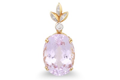 Lot 213 - A KUNZITE AND DIAMOND PENDANT, the oval...