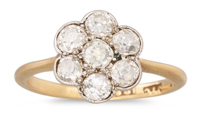 Lot 120 - AN ANTIQUE DIAMOND DAISY CLUSTER RING, the old...