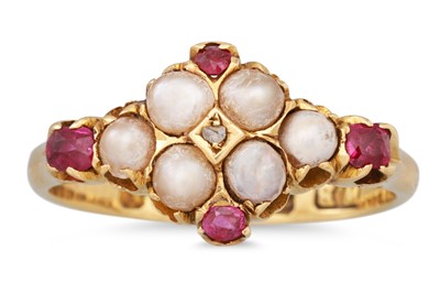 Lot 122 - AN ANTIQUE PEARL AND RUBY CLUSTER RING,...