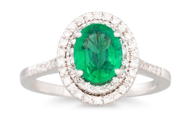 Lot 109 - AN EMERALD AND DIAMOND CLUSTER RING, the oval...