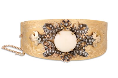 Lot 129 - AN ANTIQUE GOLD BANGLE, set to the centre with...