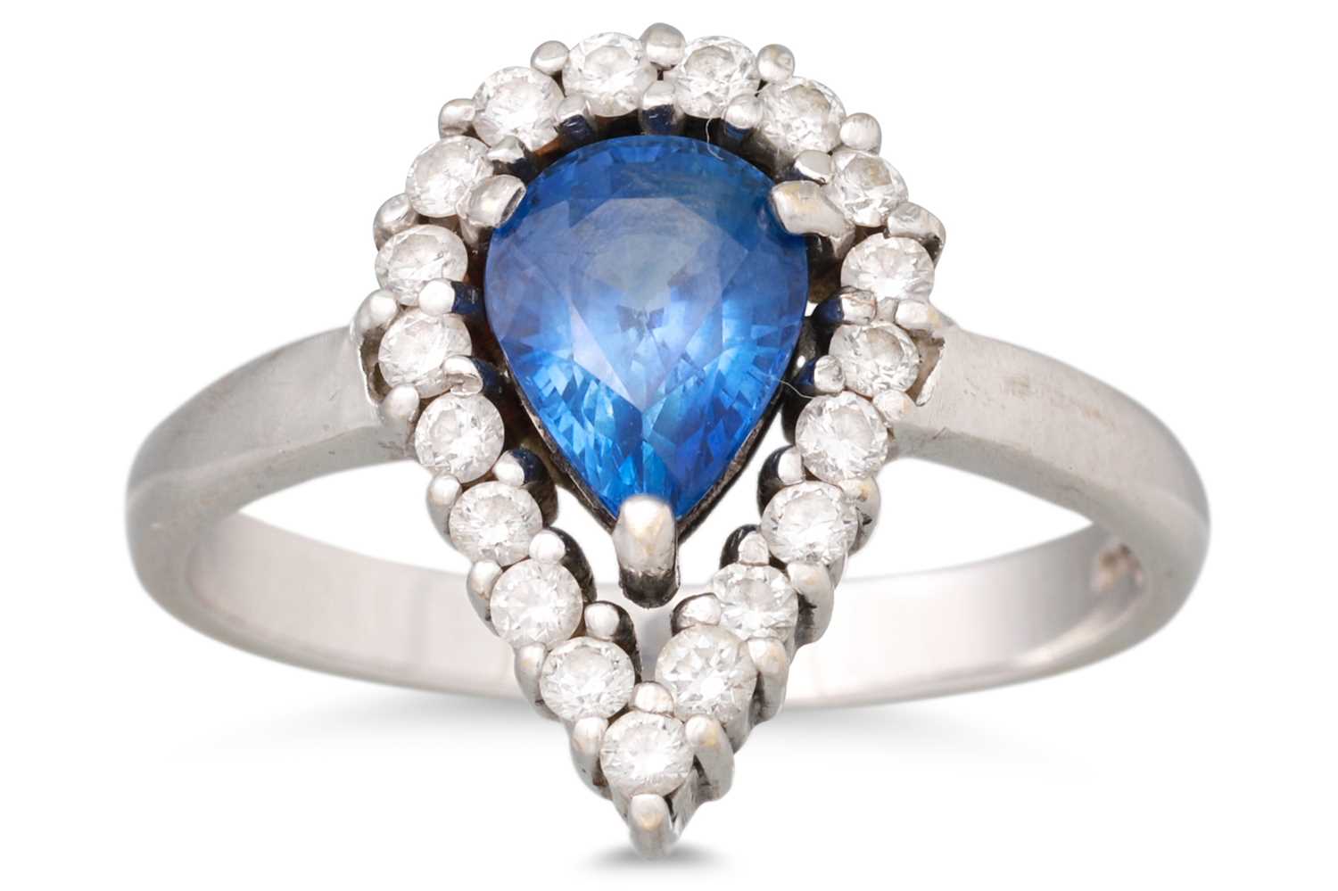 Lot 8 - A SAPPHIRE AND DIAMOND CLUSTER RING, the...