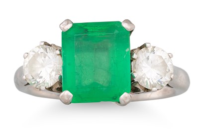 Lot 228 - AN EMERALD AND DIAMOND THREE STONE RING, the...