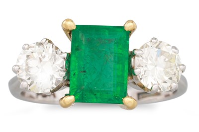 Lot 253 - A THREE STONE DIAMOND AND EMERALD RING,...