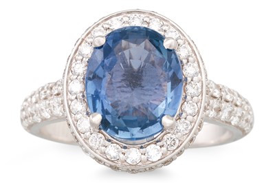 Lot 255 - A SAPPHIRE AND DIAMOND CLUSTER RING, the oval...