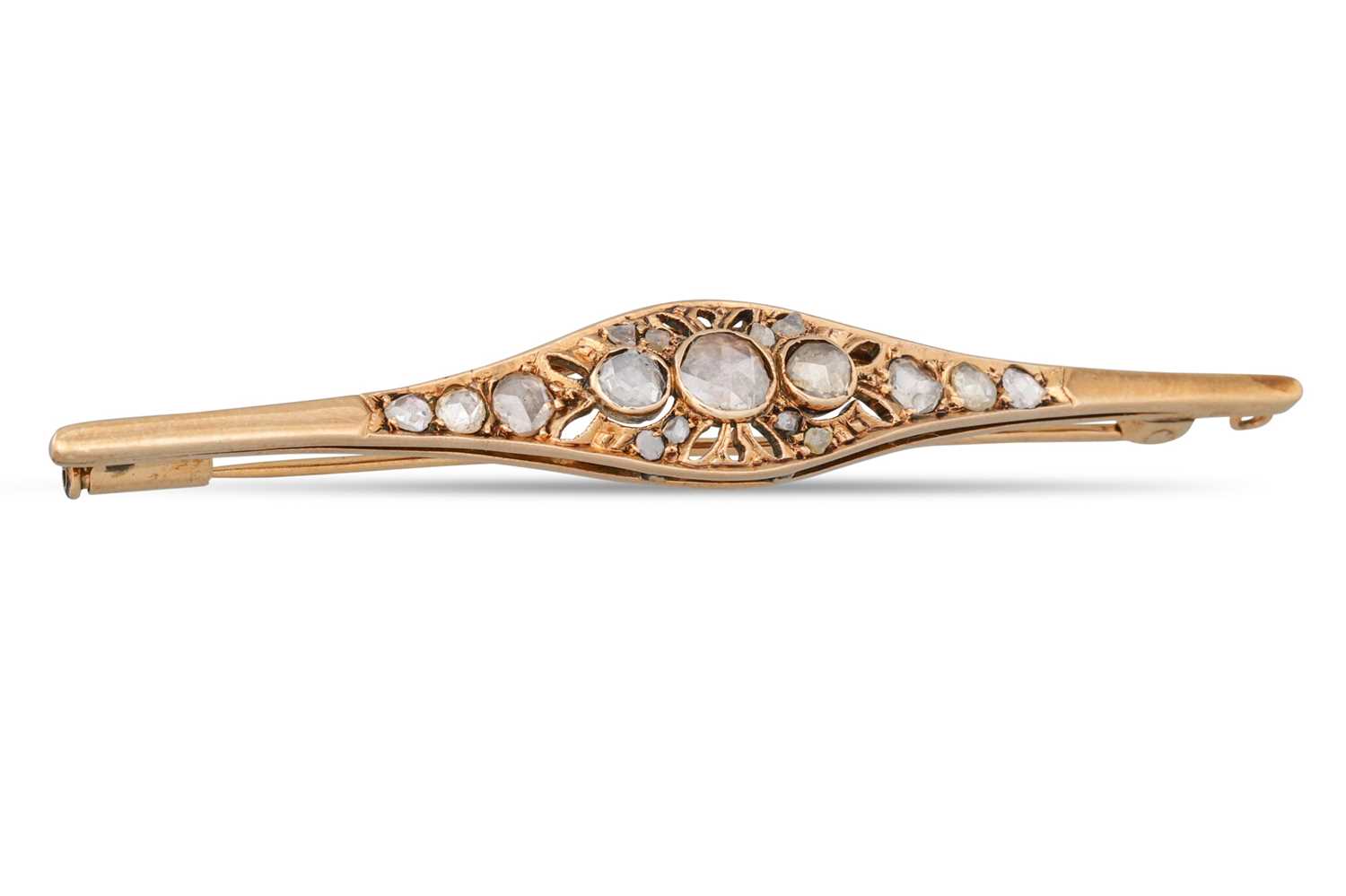 Lot 171 - AN ANTIQUE DIAMOND SET BAR BROOCH, mounted in...