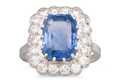 Lot 268 - A SAPPHIRE AND DIAMOND CLUSTER RING, the...