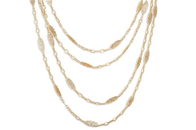 Lot 270 - AN EARLY 20TH CENTURY FANCY LINK MUFF CHAIN,...