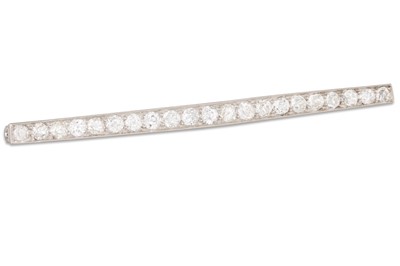 Lot 272 - AN EARLY 20TH CENTURY DIAMOND BAR BROOCH, set...