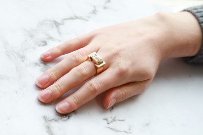 Lot 273 - A MID CENTURY DIAMOND RETRO RING, of shaped...