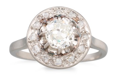 Lot 275 - AN ANTIQUE DIAMOND CLUSTER RING, set with old...