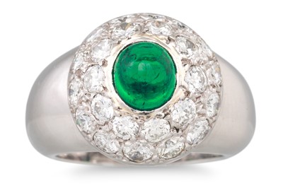 Lot 282 - AN EMERALD AND DIAMOND CLUSTER RING, the...