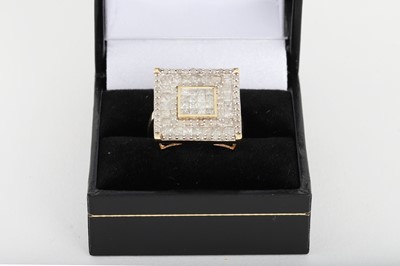Lot 29 - A DIAMOND CLUSTER RING, mounted in 9ct white...