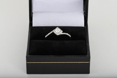 Lot 32 - A DIAMOND CLUSTER RING, set with princess and...