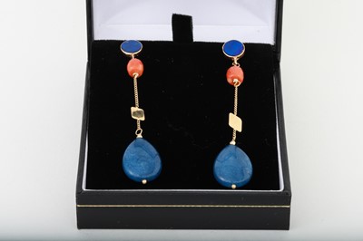 Lot 39 - A PAIR OF CORAL AND LAPIS LAZULI DROP EARRINGS,...
