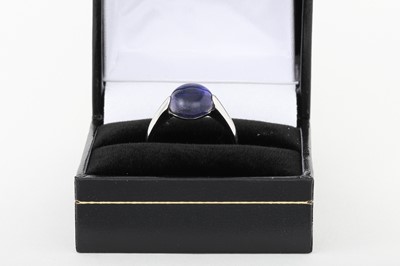 Lot 49 - AN IOLITE SET RING, the cabochon stone mounted...