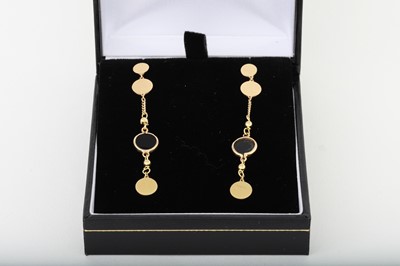 Lot 50 - A PAIR OF GOLD AND ONYX DROP EARRINGS, of...